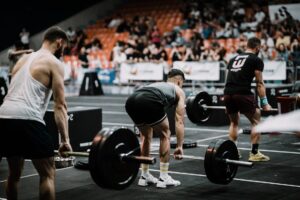 Athlètes en compétition HYROX avec équipement de deadlift