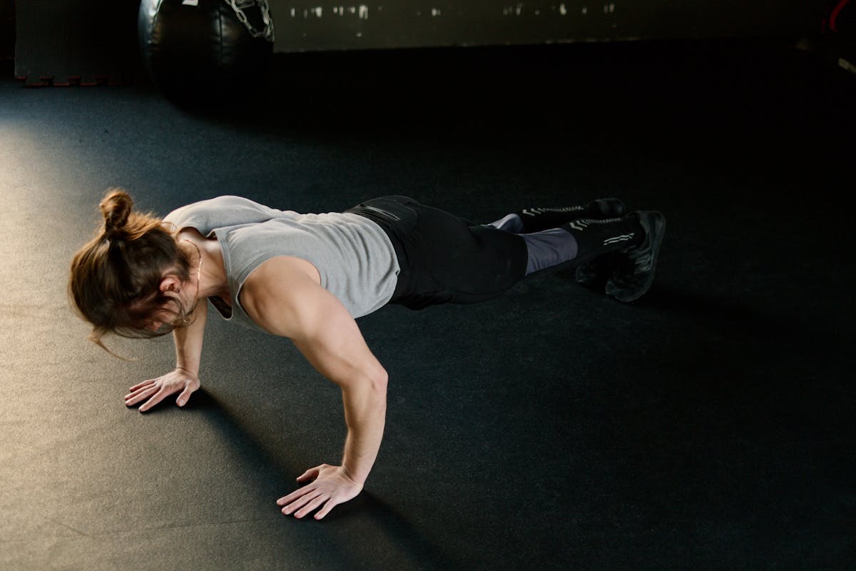Exercice de burpee en salle de sport - epreuve HYROX