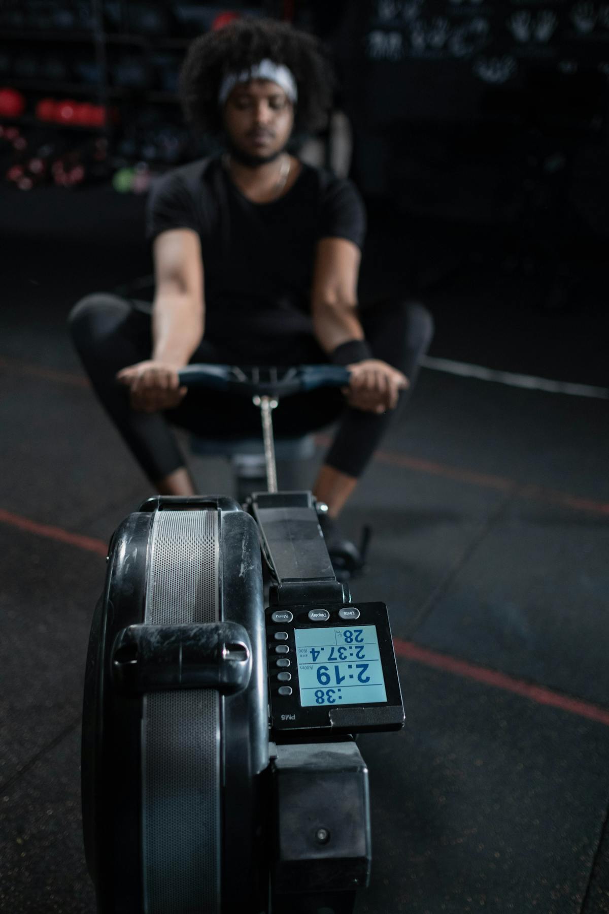 Athlete sur un rameur Concept 2 - station rowing HYROX