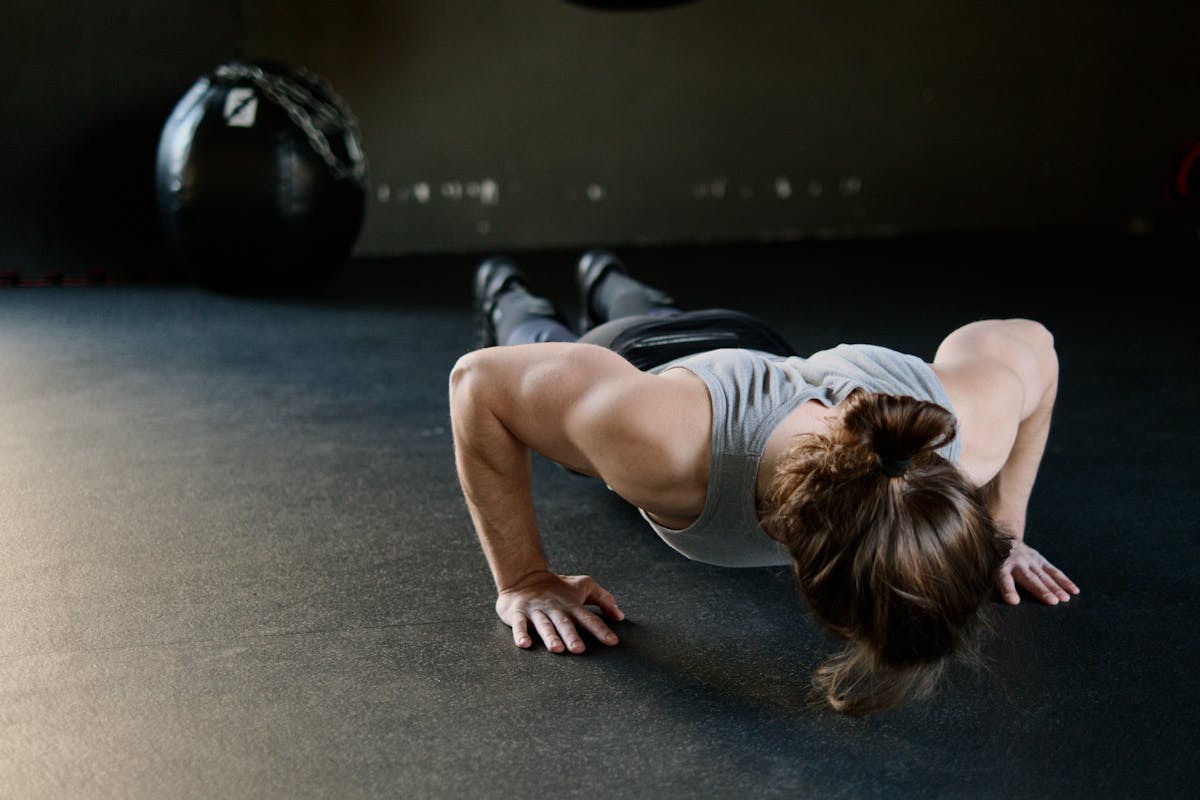 Exercice de Wall Balls avec medecine ball en competition fitness